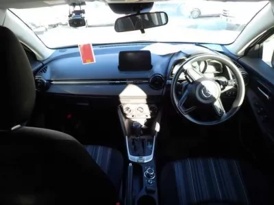 Mazda MAZDA2  с аукциона в Японии