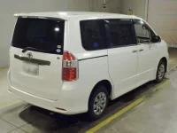 Toyota NOAH лот № 7028 оценка 4  с аукциона в Японии 1