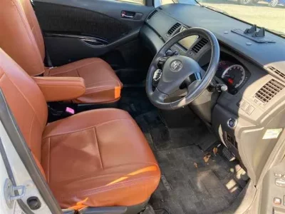 Toyota ISIS  с аукциона в Японии