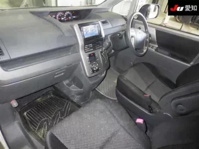 Toyota NOAH  с аукциона в Японии