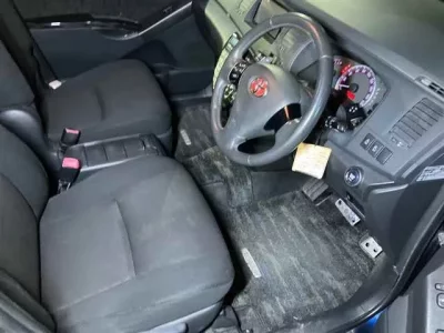 Toyota ISIS  с аукциона в Японии