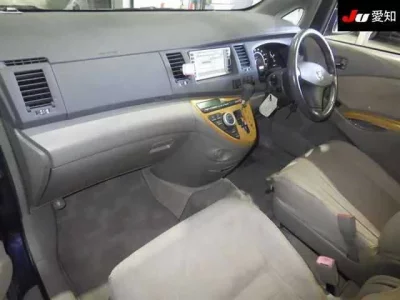 Toyota ISIS  с аукциона в Японии