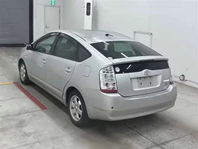 Toyota PRIUS  с аукциона в Японии