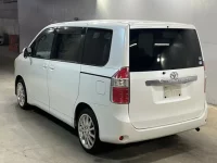 Toyota NOAH лот № 2237 оценка 3.5  с аукциона в Японии 1