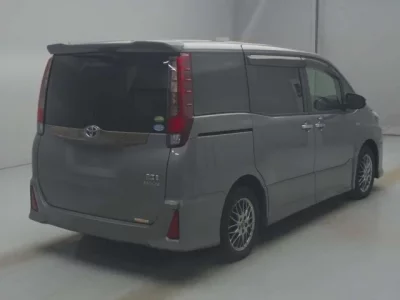 Toyota NOAH  с аукциона в Японии