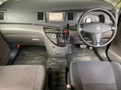 Toyota ISIS  с аукциона в Японии