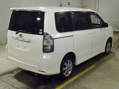 Toyota VOXY  с аукциона в Японии