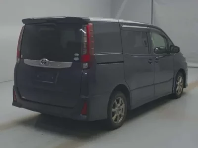 Toyota NOAH  с аукциона в Японии