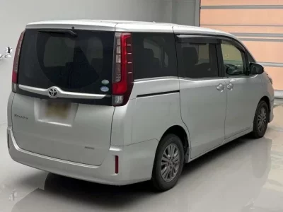 Toyota ESQUIRE  с аукциона в Японии