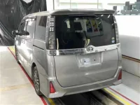 Toyota VOXY лот № 3004 оценка 4  с аукциона в Японии 1