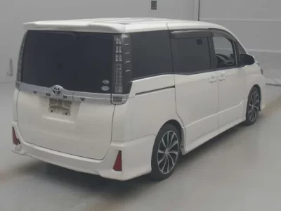 Toyota VOXY  с аукциона в Японии
