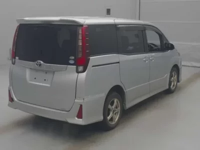 Toyota NOAH  с аукциона в Японии