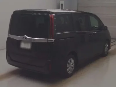Toyota NOAH  с аукциона в Японии