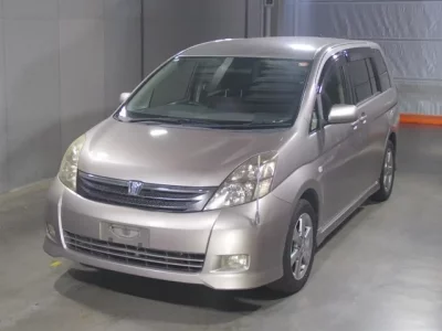 Toyota ISIS  с аукциона в Японии