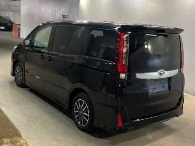 Toyota NOAH  с аукциона в Японии