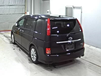 Toyota ISIS  с аукциона в Японии