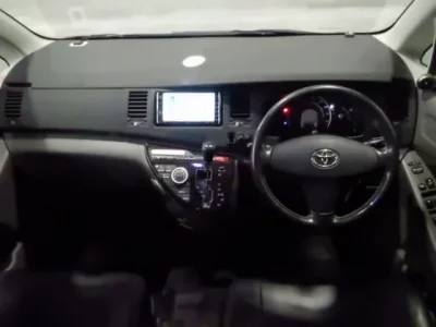 Toyota ISIS  с аукциона в Японии