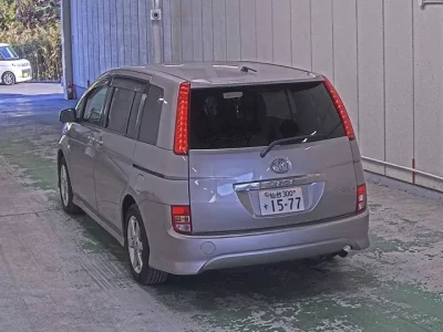 Toyota ISIS  с аукциона в Японии