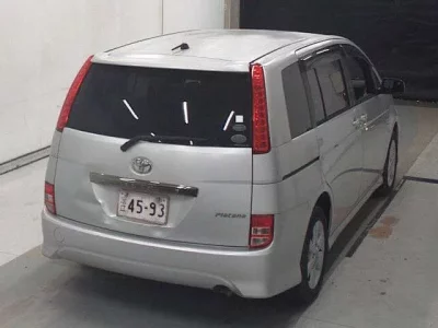 Toyota ISIS  с аукциона в Японии