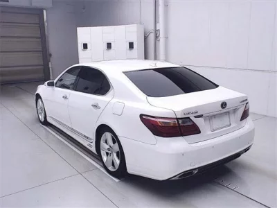Lexus LS  с аукциона в Японии