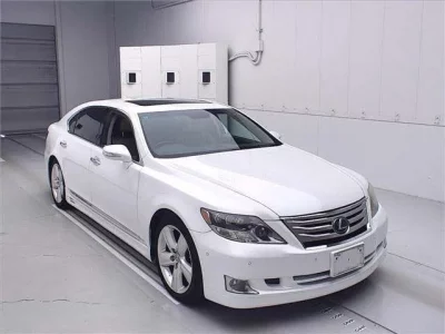 Lexus LS  с аукциона в Японии