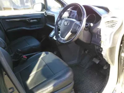 Toyota VOXY  с аукциона в Японии