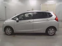 Honda FIT лот № 10031 оценка 3.5  с аукциона в Японии 3