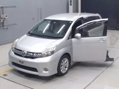 Toyota ISIS  с аукциона в Японии