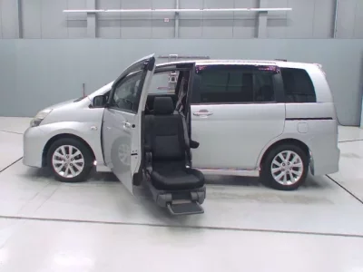 Toyota ISIS  с аукциона в Японии