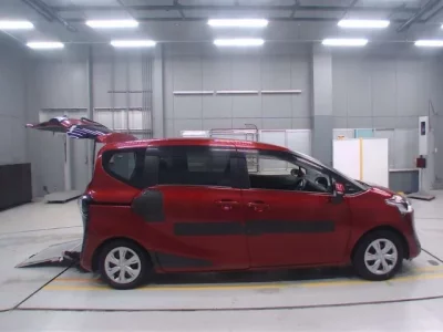 Toyota SIENTA  с аукциона в Японии