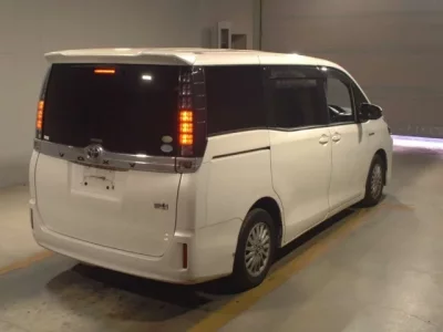Toyota VOXY  с аукциона в Японии