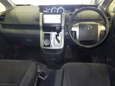 Toyota VOXY  с аукциона в Японии