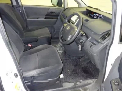 Toyota VOXY  с аукциона в Японии