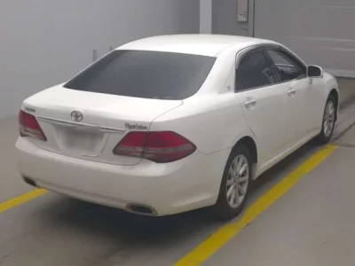 Toyota CROWN  с аукциона в Японии