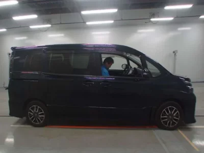 Toyota VOXY  с аукциона в Японии