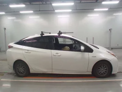 Toyota PRIUS  с аукциона в Японии