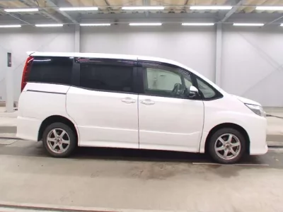 Toyota NOAH  с аукциона в Японии