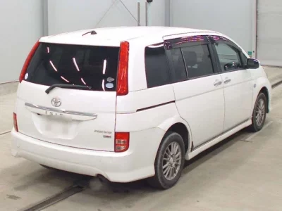 Toyota ISIS  с аукциона в Японии