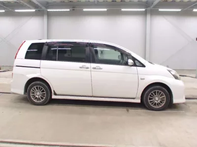 Toyota ISIS  с аукциона в Японии