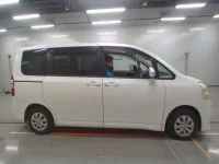 Toyota NOAH лот № 30550 оценка 3.5  с аукциона в Японии 2