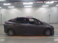 Toyota PRIUS лот № 30619 оценка 3.5  с аукциона в Японии 2