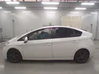 Toyota PRIUS лот № 30628 оценка 3  с аукциона в Японии 3
