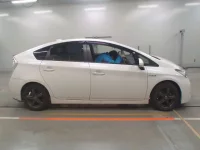 Toyota PRIUS лот № 30628 оценка 3  с аукциона в Японии 2