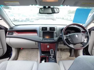 Toyota CROWN  с аукциона в Японии