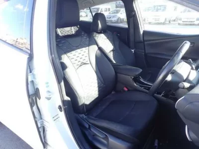 Toyota PRIUS PHV  с аукциона в Японии