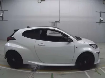 Toyota YARIS  с аукциона в Японии