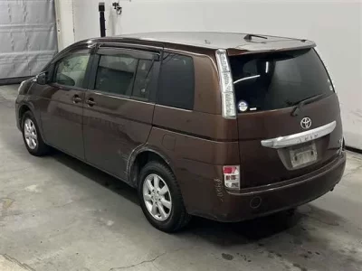 Toyota ISIS  с аукциона в Японии