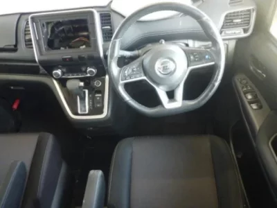 Nissan SERENA  с аукциона в Японии