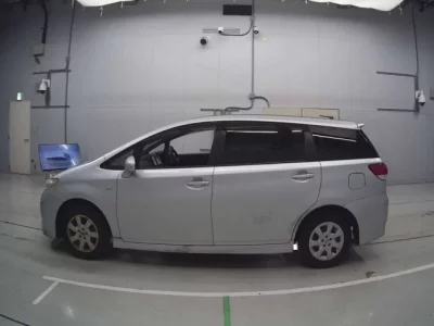 Toyota WISH  с аукциона в Японии