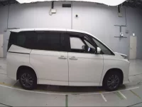 Toyota VOXY лот № 10156 оценка 4.5  с аукциона в Японии 2